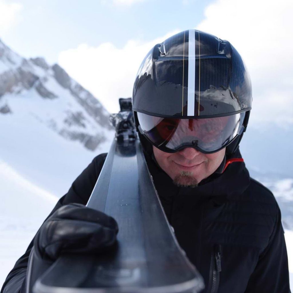 skieur avec casque de ski visière intégrée