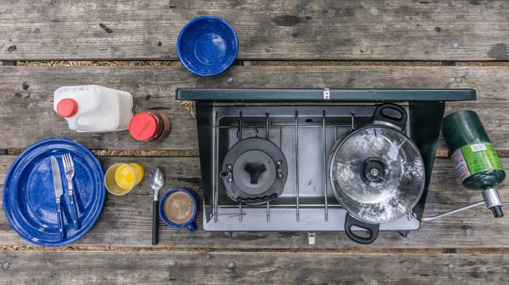 matériel camping pour manger cuisiner