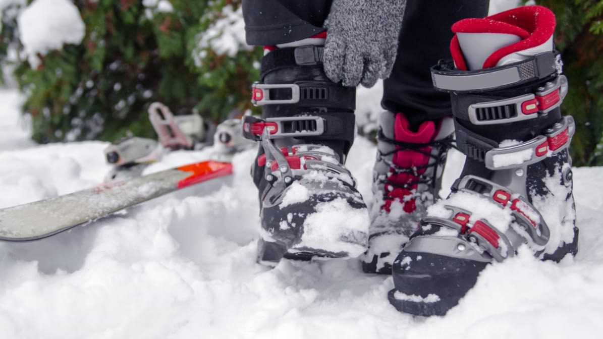 Les accessoires du skieur : casque, porte chaussures de ski.