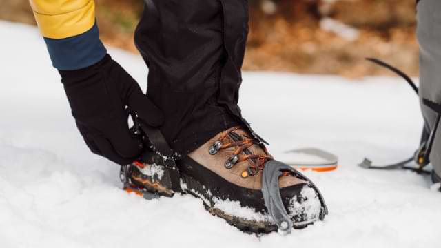 attache crampons randonnée