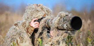 QUELLE EST LA MEILLEURE TENUE CAMOUFLAGE? LES MEILLEURES TENUES CAMOUFLAGE DU MARCHÉ La tenue camouflage est un équipement indispensable pour les personnes qui pratiquent des activités outdoor nécessitant la dissimulation. Dans cette catégorie d’activités, on peut citer la chasse, la photographie animalière, l’observation d’oiseaux. Cet équipement est également nécessaire pour faire des jeux de guerres en extérieur comme l’airsoft et le paintball. Il existe de nombreux modèles de tenues camouflage sur le marché. Le choix repose sur différents critères. Je suis un grand adepte des activités ludiques et sportives en plein air. J’ai eu l’occasion de tester et d’utiliser plusieurs types de tenue camouflage. Je vous présente ci-après ma sélection des meilleurs modèles et mes conseils pour bien choisir votre équipement. LE COMPARATIF https://amzn.to/3caVjQe La tenue de camouflage3D Zicac est idéale pour la chasse, l’observation d’oiseaux et la photographie animalière en pleine nature. La conception avec des motifs fausses feuilles en relief, aux couleurs sous-bois, permet un camouflage parfait. La tenue inclut une veste avec capuche, une fermeture éclair et des poignets en élastiques. Cette pièce est très facile à enfiler/ retirer. Elle permet, par ailleurs, une dissimulation complète de la partie supérieure du corps. Le pantalon est doté d’un tour de taille en élastique pour un ajustement idéal et un maintien parfait. Faite entièrement en tissu polyester à mailles, la tenue est particulièrement douce au toucher et très légère. La veste et le pantalon évacuent convenablement l’humidité lorsqu’il fait chaud et conserve la chaleur en hiver. Cette ghillie existe en 2 tailles différentes pour adulte : S pour les personnes qui mesurent entre 1,60 m et 1,80 m, L pour les personnes qui mesurent entre 1,80 m et 1,90 m. https://amzn.to/2PdMpII La tenue de camouflage poncho avec feuilles 3D Zicac est parfaite pour se fondre complètement dans un environnement sauvage. Cette cape ghillie est disponible en taille unique, pour adulte. Toutefois, avec des dimensions de 1,60 x 1,20 m, l’équipement s’adapte parfaitement à toutes les morphologies. Un système de fermeture à boutons et un cordon de serrage permettent un ajustement idéal de la taille. Comme les autres tenues camouflage de la marque Zicac, cet accessoire est fabriqué en polyester maille ajourée. Cela garantit une aisance optimale en toute circonstance et dans tous les mouvements. J’apprécie particulièrement le réalisme des motifs en 3 dimensions et le côté multifonctions de cette ghillie. Vous pouvez vous en servir comme abri ou comme toile de tente. https://amzn.to/3vNXvoG La tenue camouflage Goetland comprend 5 pièces de vêtements dont : une veste, un pantalon, une capuche-cagoule dotée d’une jugulaire réglable, un sac bandoulière de transport, un étui pour arme à feu. Les différentes pièces sont faites en polyester 100 % avec des cordes en polypropylène. Ces matériaux sont entièrement imperméables, ignifuges, traités anti moisissures, imputrescibles et ultra respirants, tout en étant extrêmement légères. Cette ghillie suit reproduit, par ailleurs, l’apparence d’un tas d’herbes sèches aux nuances de couleurs beige, verdâtre et olive. La tenue camouflage Goetland est disponible en une taille unique standard pour adulte. L’épaule mesure 53 cm, les manches font respectivement 74 cm de longueur et se terminent par des poignets à élastiques. La veste a une taille de 76 - 122 cm et une longueur de 79 cm. Les jambières du pantalon font 1,09 m. Cette pièce dispose d’une ceinture en élastique que vous pouvez serrer avec un cordon intégré. https://amzn.to/315Ty0l Vous ne trouverez pas plus confortable et plus léger comme tenue camouflage que ce T-shirt camo homme imprimé jungle. Le vêtement est fabriqué en textile 80% coton et 20% polyester. Cette combinaison de matière vous assure une aisance parfaite par tous les temps. Le polyester offre une grande résistance. Ce modèle de tenue camouflage est disponible en 3 versions différentes : T-shirt à manches courtes, T-shirt à manches longues, T-shirt sans manches, body près du corps, et en différentes tailles : S, M, L, XL, 3 XL, 4 XL et 5 XL. COMMENT CHOISIR UNE TENUE CAMOUFLAGE ADAPTÉE À SES BESOINS ? La matière Je vous recommande vivement de considérer, en premier lieu, le matériau de fabrication de la tenue camouflage. Ce type d’équipement est destiné à être porté en extérieur et généralement dans un environnement sauvage. La ghillie doit, donc, attester d’une résistance accrue aux divers aléas : météo, déchirures, accrochages, ... . N’oubliez pas non plus de tenir compte du niveau de confort fourni par l’équipement. Je vous conseille d’orienter votre choix vers les tenues camouflage faits en polyester. Robuste et très léger, ce matériau offre une aisance optimale et assure une protection idéale à toute épreuve. Certains fabricants proposent des tenues camouflage faites en textiles traités anti feu, anti moisissure, .... Ces modèles sont idéals. La taille Votre tenue camouflage doit s’ajuster parfaitement à votre corps pour une dissimulation réussie. Ce type de vêtement doit notamment recouvrir le maximum de parties sur votre corps. Evitez les modèles plus petit ou plus grand au risque d’être gêné dans vos mouvements. Les équipements avec des élastique aux poignets, à la taille et aux chevilles fournissent notamment un ajustement idéal. Cela vous accommode grandement dans vos déplacements furtifs. Les couleurs et les motifs La tenue de camouflage se décline dans des coloris et des motifs très variés. Le choix parmi ces différentes versions repose, avant tout, sur l’activité à pratiquer. Une ghillie imprimée army convient, par exemple, pour l’affût militaire et les jeux de guerre (airsoft, paintball, ...). Pour la chasse et la photographie animalière, je vous suggère les tenues camouflage avec des dessins ou des couleurs reproduisant la nature sauvage. Considérez les spécificités de l’environnement sur le lieu de pratique de l’activité outdoor pour une dissimulation parfaite. Vous faites de la chasse ou de la photographie animalière en zone forestière ? Sélectionnez une tenue camouflage portant des motifs sous-bois et des couleurs associés aux éléments naturels. Les ghillies avec des motifs en 3D sont particulièrement efficaces en toute circonstance et pour tous les types de terrain. CONSEILS Pourquoi choisir une tenue camouflage 3D? La tenue camouflage 3D est beaucoup plus réaliste que les équipements classiques, avec des imprimés. Les matières en relief reproduisent les formes, les couleurs et les mouvements des éléments que l’on retrouve dans la nature. Les ghillies imitent, habituellement, l’apparence des feuilles ou des herbes. Cela garantit une dissimulation parfaite. Son utilisation exige, cependant, quelques précautions. Cet équipement est un peu plus encombrant qu’un vêtement camo classique. Les objets en relief peuvent s’accrocher facilement aux branches, aux ronces. Veillez, donc, à bien calculer vos mouvements et éviter de vous placer dans des endroits difficiles d’accès. Par ailleurs, les motifs en 3 dimensions bougent au moindre mouvement. Vous devez, alors, apprendre à vous tenir très discret, voire complètement immobile, pour ne pas vous faire remarquer.