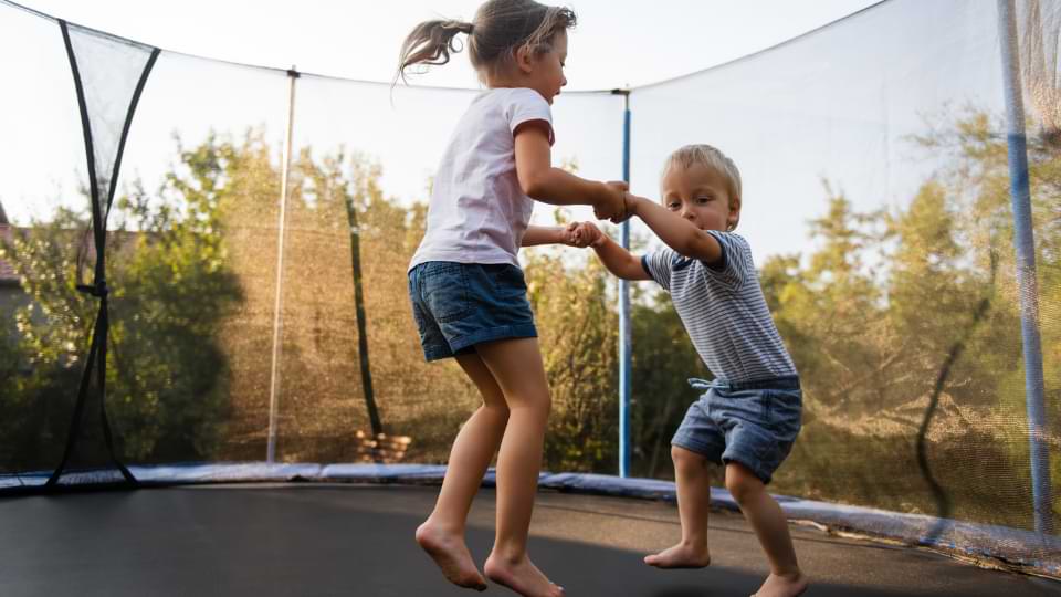 âge enfant bebe trampoline