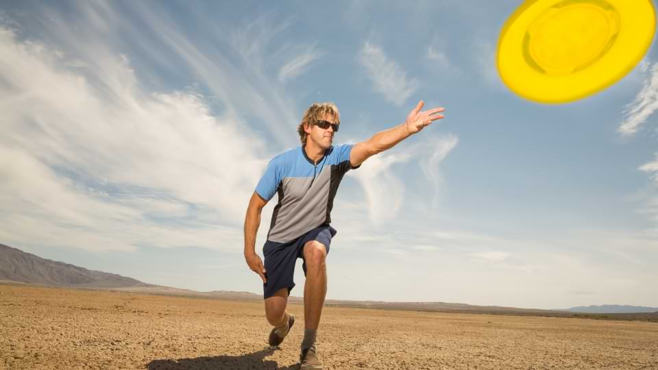 position geste lancer frisbee