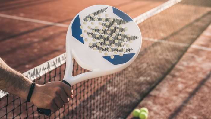 trou dans raquette padel