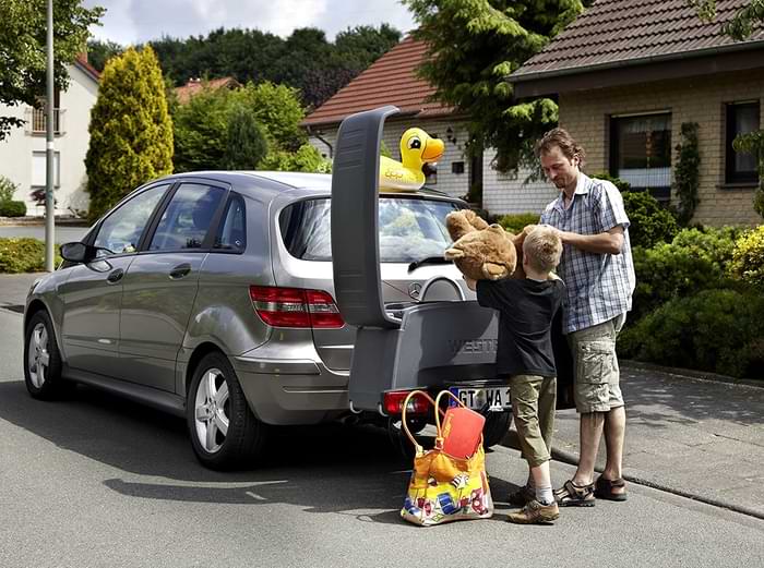 Coffre de voiture sur boule d'attelage