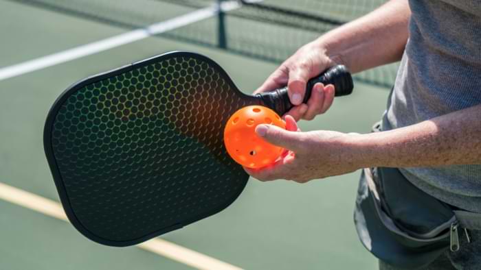 joueur raquette balle pickleball