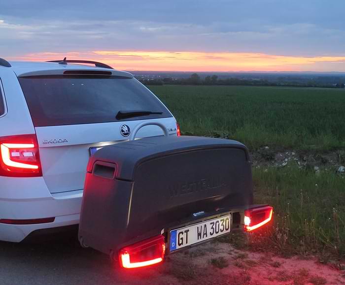 porte bagage boule arrière voiture avec feux 