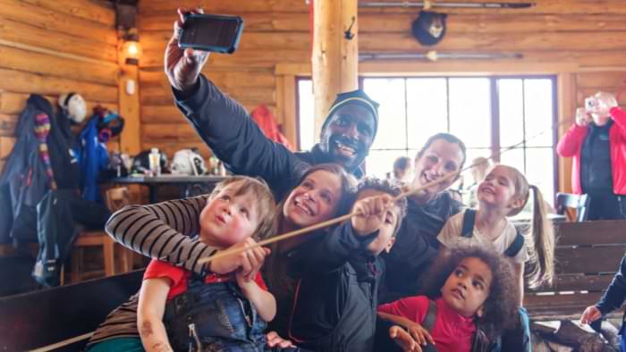 famille enfant chalet station ski