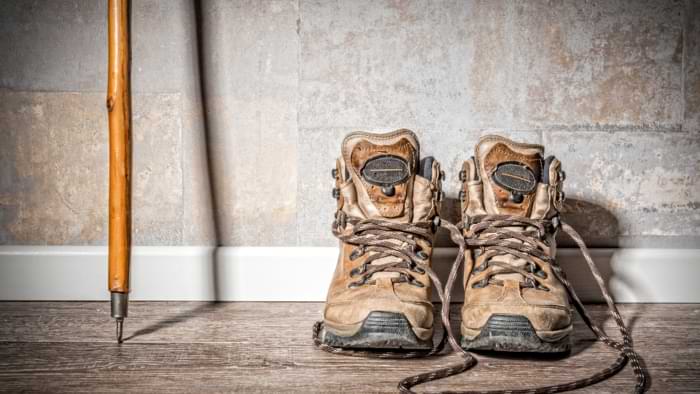 baton de marche bois chaussure randonnée