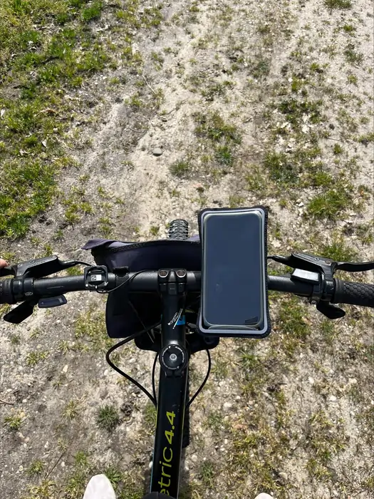 test de solidité de maintien du téléphone lors de sortie VTT