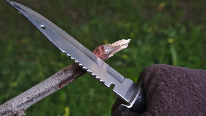 couper du bois avec couteau de survie