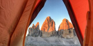Vue depuis une tente de toit avec auvent