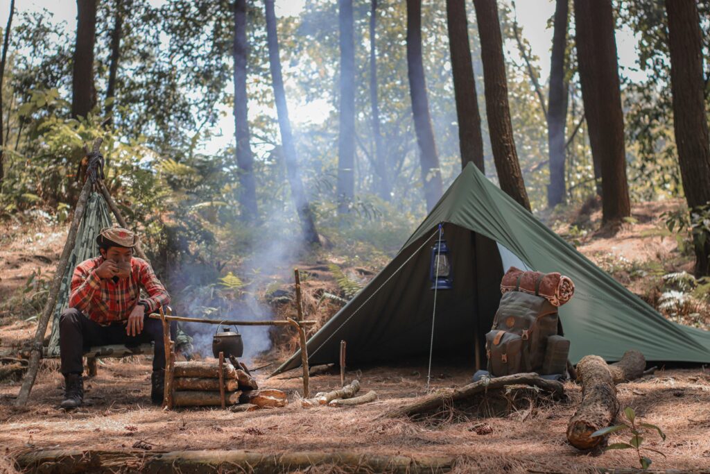 tente ultra light en foret et feu de camp